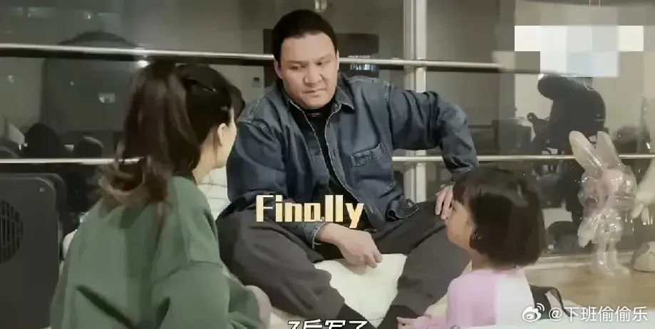 车澈曾被拍到包厢美女如云看李嘉格和车澈这家庭，真是应了那句话——表面光鲜，背后鸡