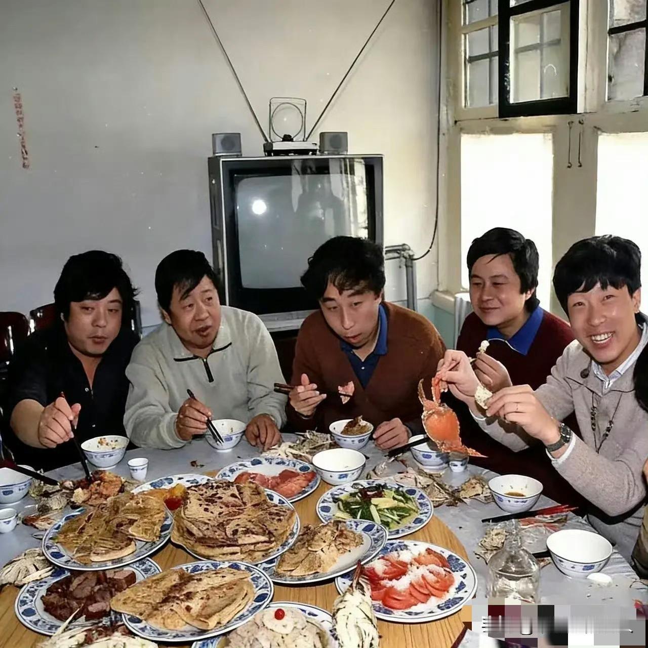 哇！这是什么年代？这是南方伙食，还是北方伙食？一个个的，头发倒挺黑的。[得意