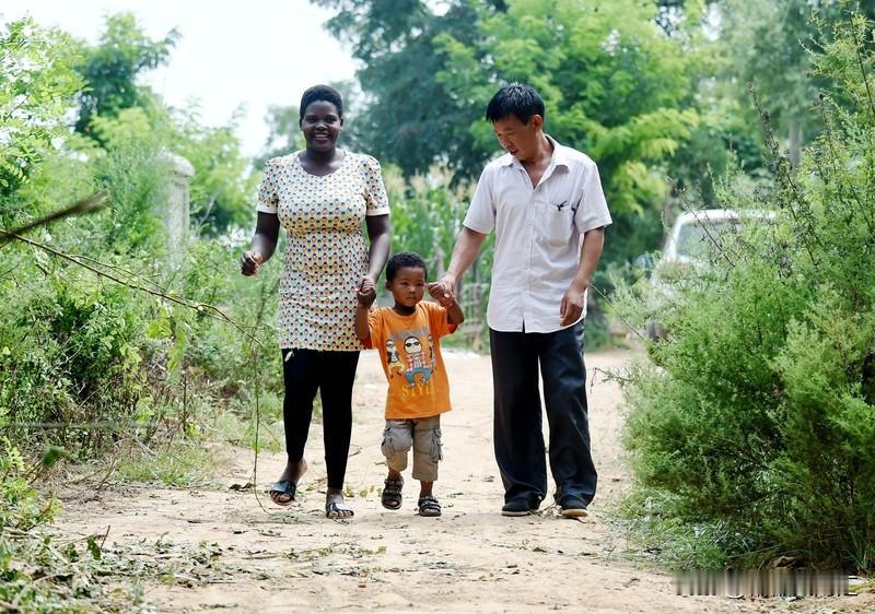 中国男人和非洲男人区别还挺多。从外貌上，中国男人普遍五官较为柔和，皮肤多是黄色；