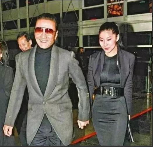 1985年，谢贤欠下了1600万赌债，被逼债，走投无路，妻子狄波拉经谢贤同意后，