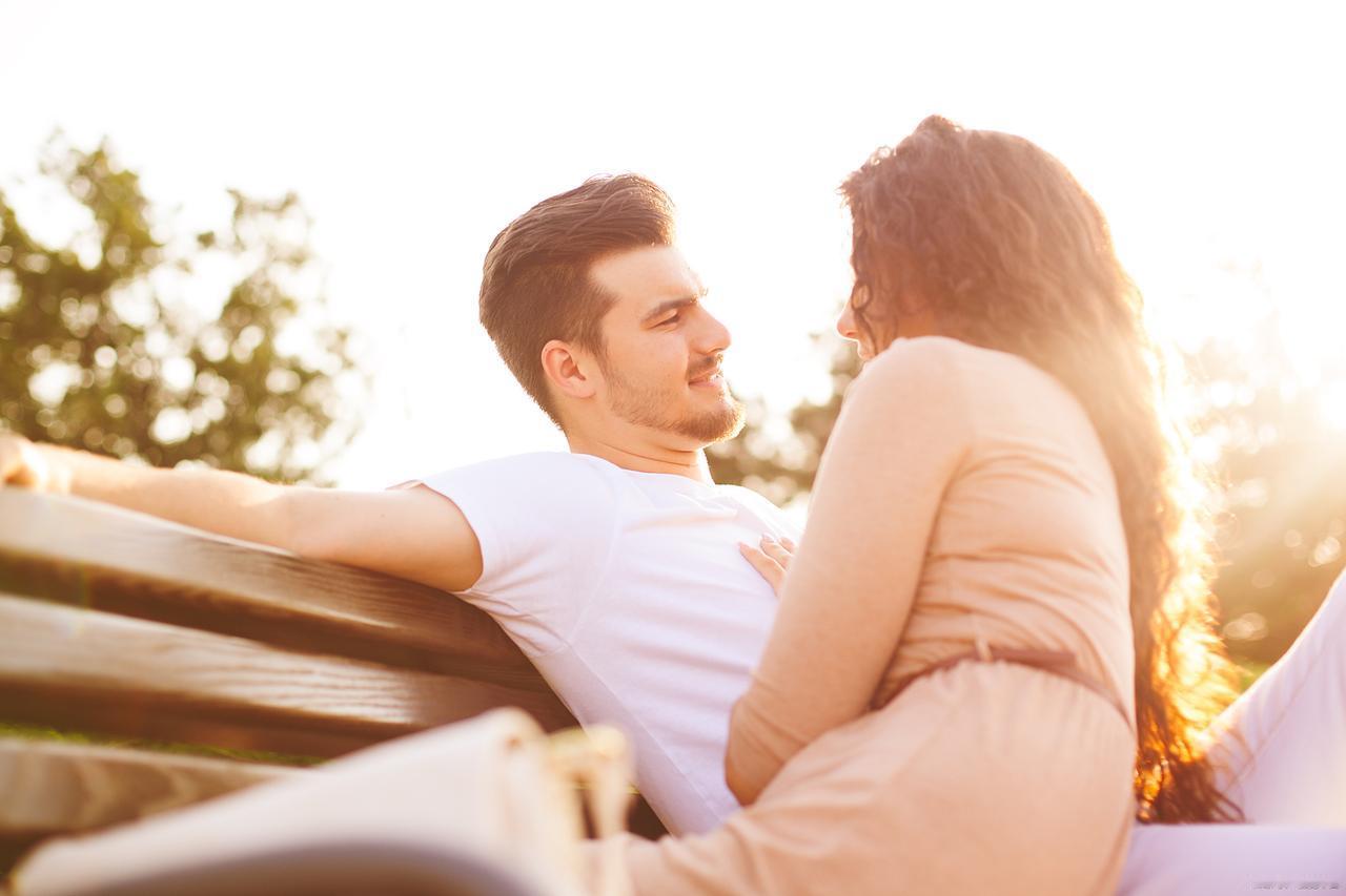 温水煮青蛙式的控制。情感操纵最可怕之处，在于它的渐进性和隐蔽性，它很少以明显的暴