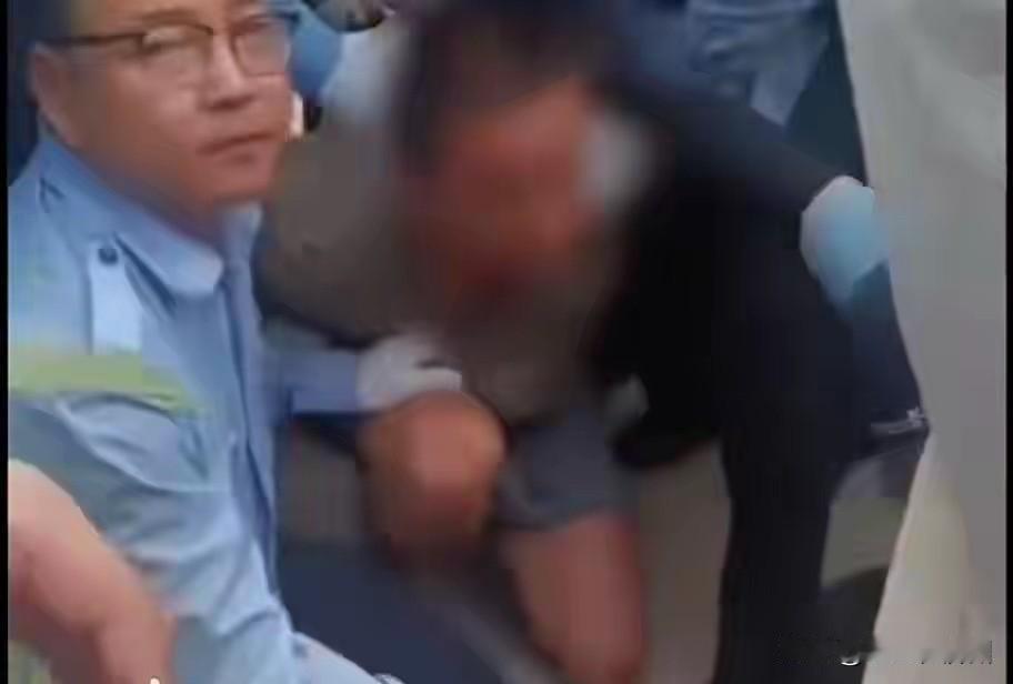 抓捕人员透露了，几个抓捕时的细节，1、村民发现他之前吃过的玉米棒，从而推测