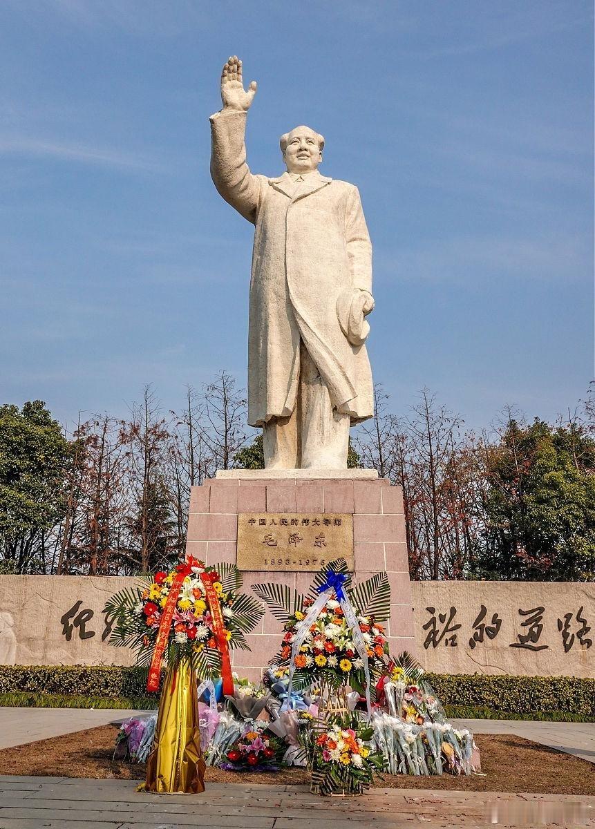 毛主席说:“人民，只有人民，才是创造世界历史的动力。”毛主席强调：要改掉官气，官