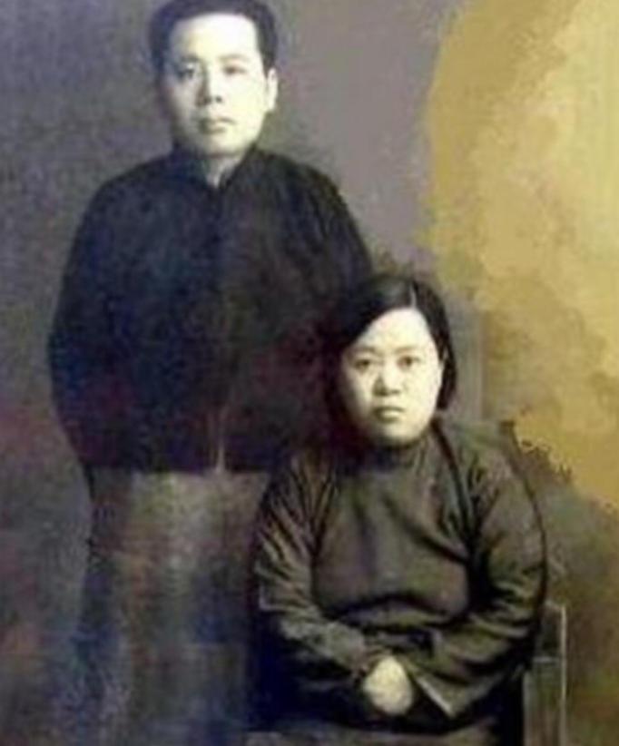 1914年，18岁的张恨水被迫结婚。他嫌弃妻子龅牙、体型肥胖，丑极了，却经常和妻