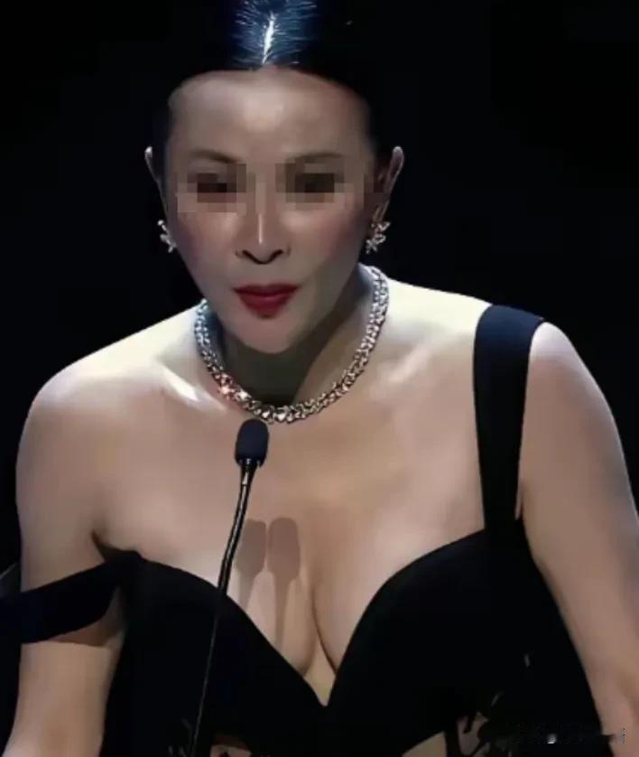 有个很奇怪的事情女人的胸部是隐私部位，陌生人看不得，更摸不得，那不是应该好