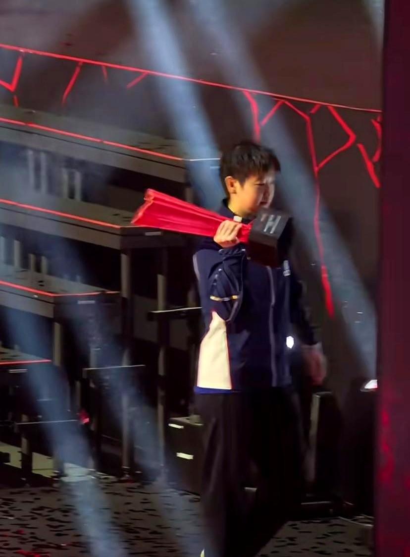 你敢信？孙颖莎那个冠军奖杯，足足11公斤！颁奖台上还抱着，一下台，莎莎直接就