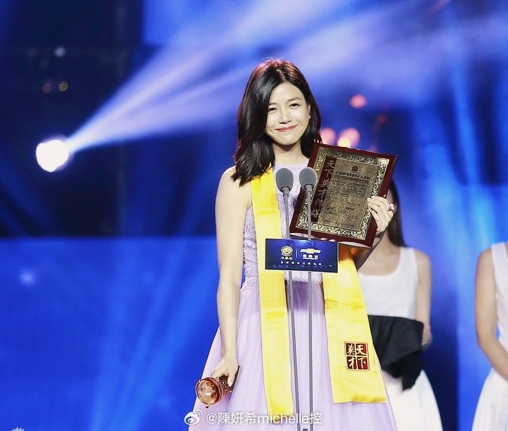 #陈妍希#自己演过的作品当然是最喜欢的，这一版的小龙女，藏着独属于她的温婉灵动，那一年也凭借“小龙女