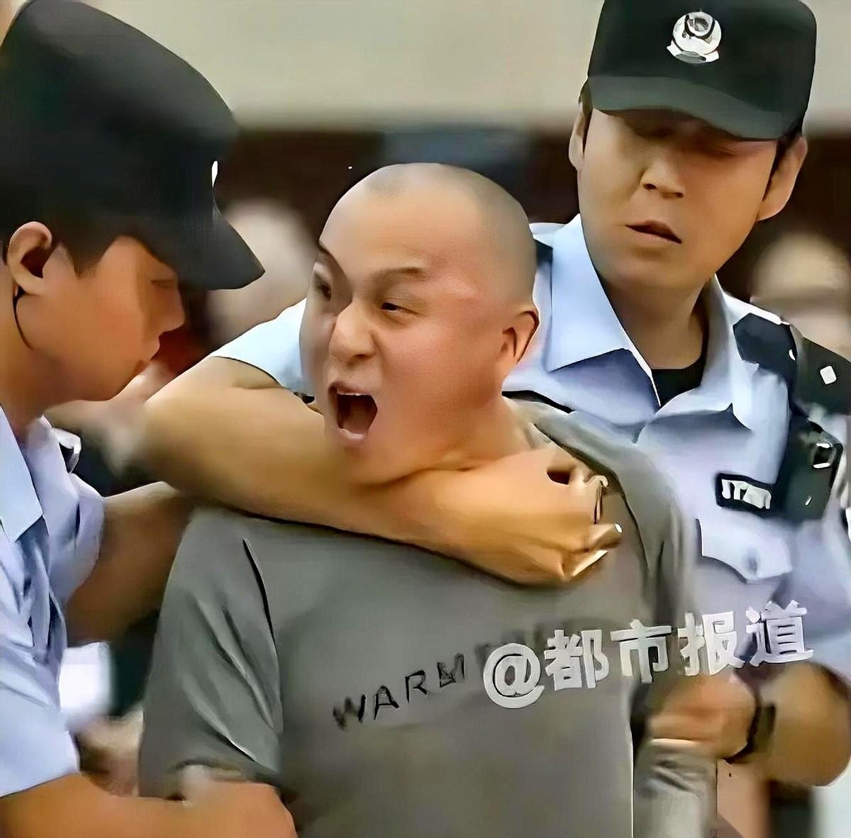 法庭上，两个法警，居然按不住他。听到死缓，这哥们儿当场就炸了。面目狰狞，大吼