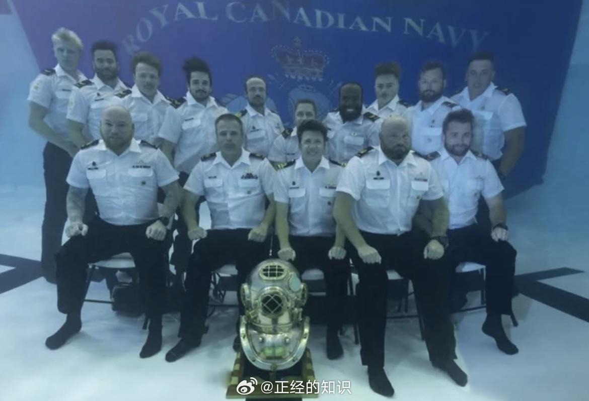 加拿大海军潜水毕业生通过在水下拍照来庆祝毕业​​​
