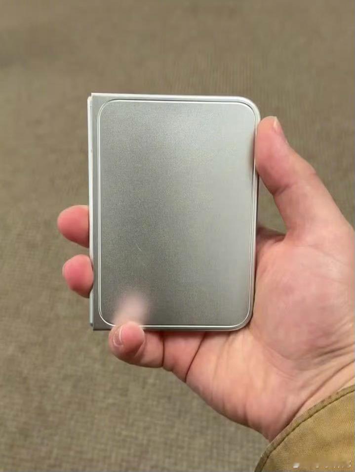 iPhoneUltra金属机模iPhoneUltra这个形态，和刚刚发布的华为