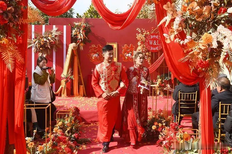 太离谱了！安徽，男子花30多万娶媳妇，办完婚礼孩子都生了，俩人却没领证，分手后他