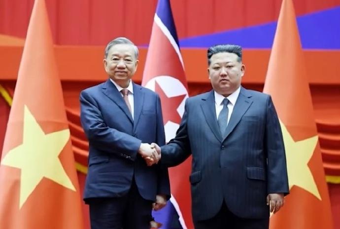 10月9日，苏林抵达平壤了，受到金将军高规格的接待！从曝光的画面我们可以看出，