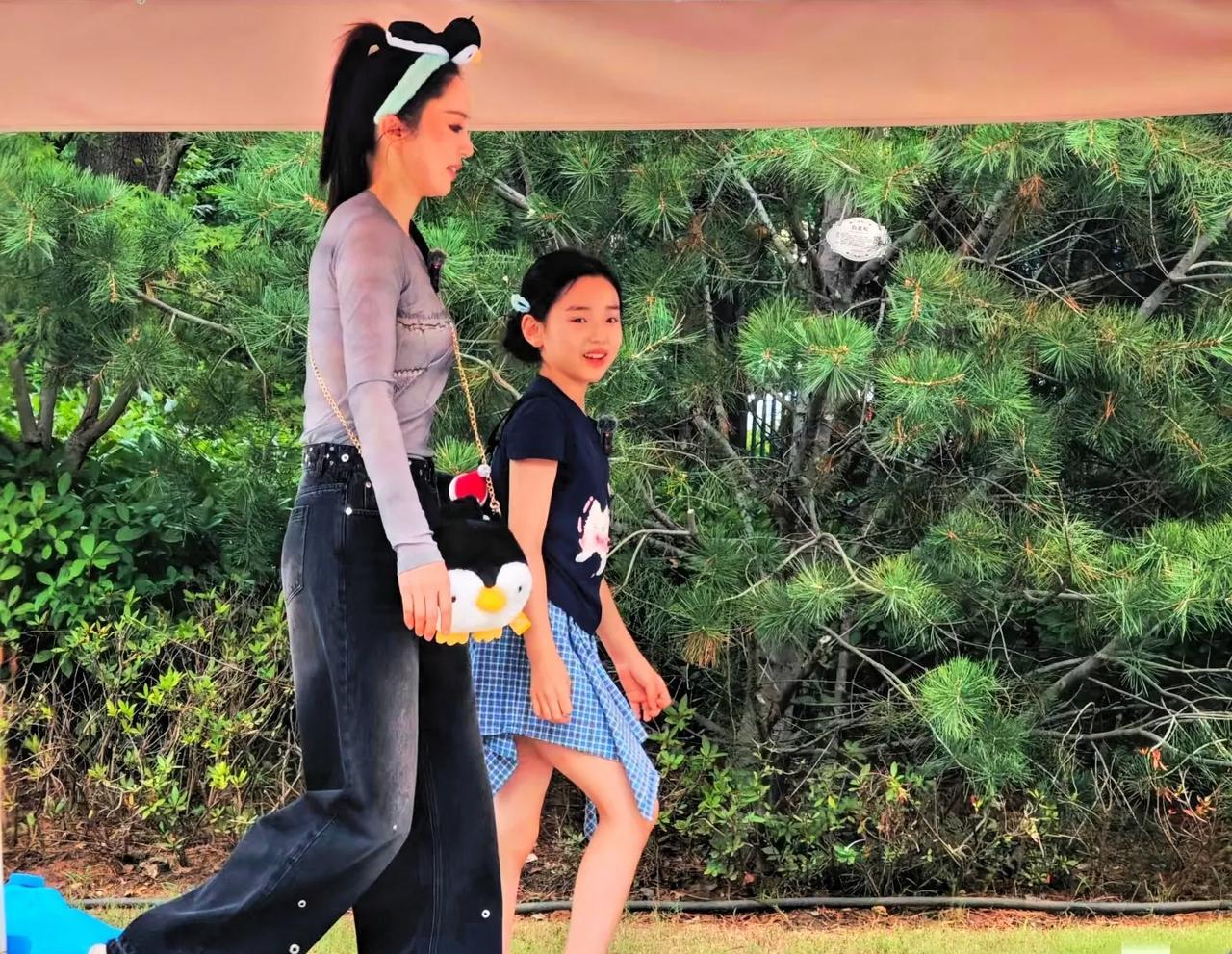 有网友在郑州银基动物王国偶遇董璇和她女儿，这个小姑娘长得好漂亮啊！又开朗又明媚，