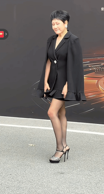 不得不说，这部剧真是深入人心！张凯丽穿黑丝高跟，60余岁高调秀身材，没想到评论