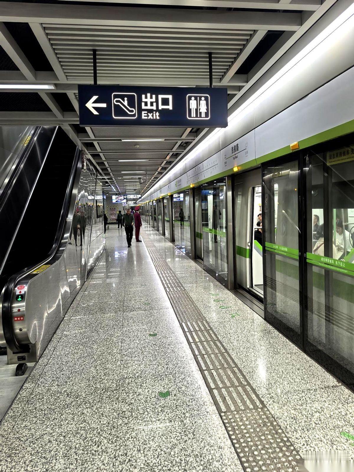 那天开完会，一个老大哥特豪爽地喊了一嗓子：走，我请客吃饭！结果呢？死一般的寂