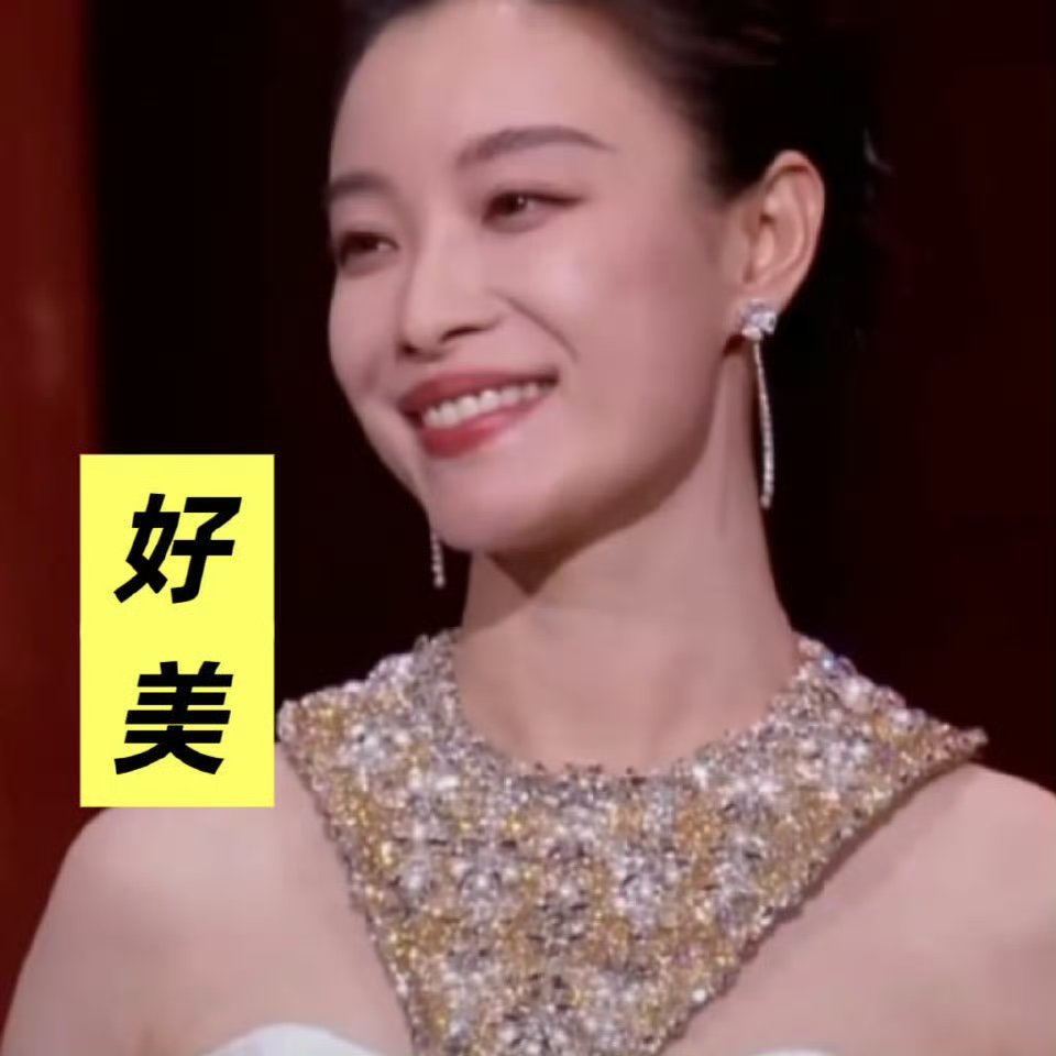 本想随便听听，结果被播音腔狠狠勾住耳朵。金鸡奖上一开口就镇住场子，每个字都透着稳