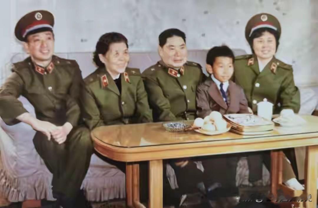这张八十年代的珍贵合影，定格了开国上将杨得志一家的温馨时刻。杨得志将军与夫人申