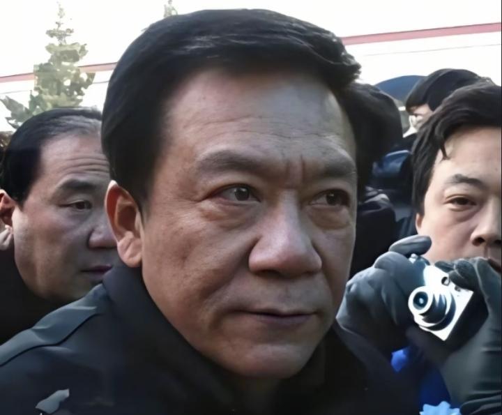 那天马季葬礼，侯耀文当场炸了！不是演的，是真火。摄像机对着脸拍，他瞬间铁青，