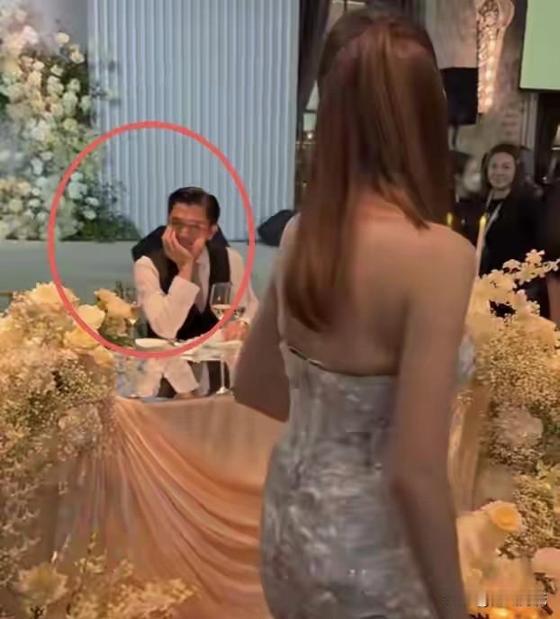 新婚夫妻体力悬殊，男方全程静坐休息，女方持续跳舞背后的秘密。台湾一对明星夫妻办