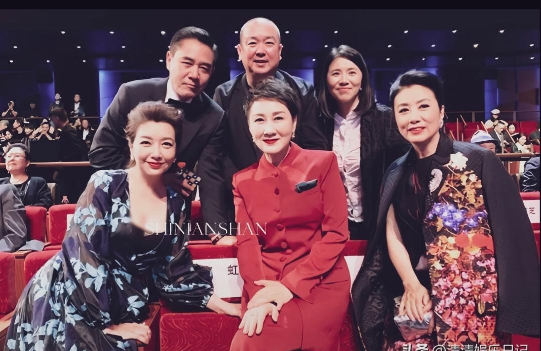 张凯丽、江珊、陈宝国这三位老戏骨突然同框，笑容灿烂得晃眼。等等，这画面温馨得有