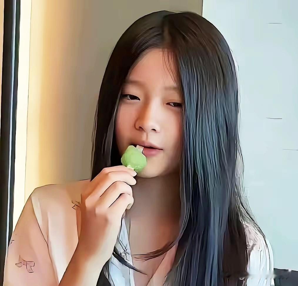 即将迎来毕业典礼的小玥儿，最近藏着一个小小的心愿，也藏着一份小心翼翼的期盼，让无