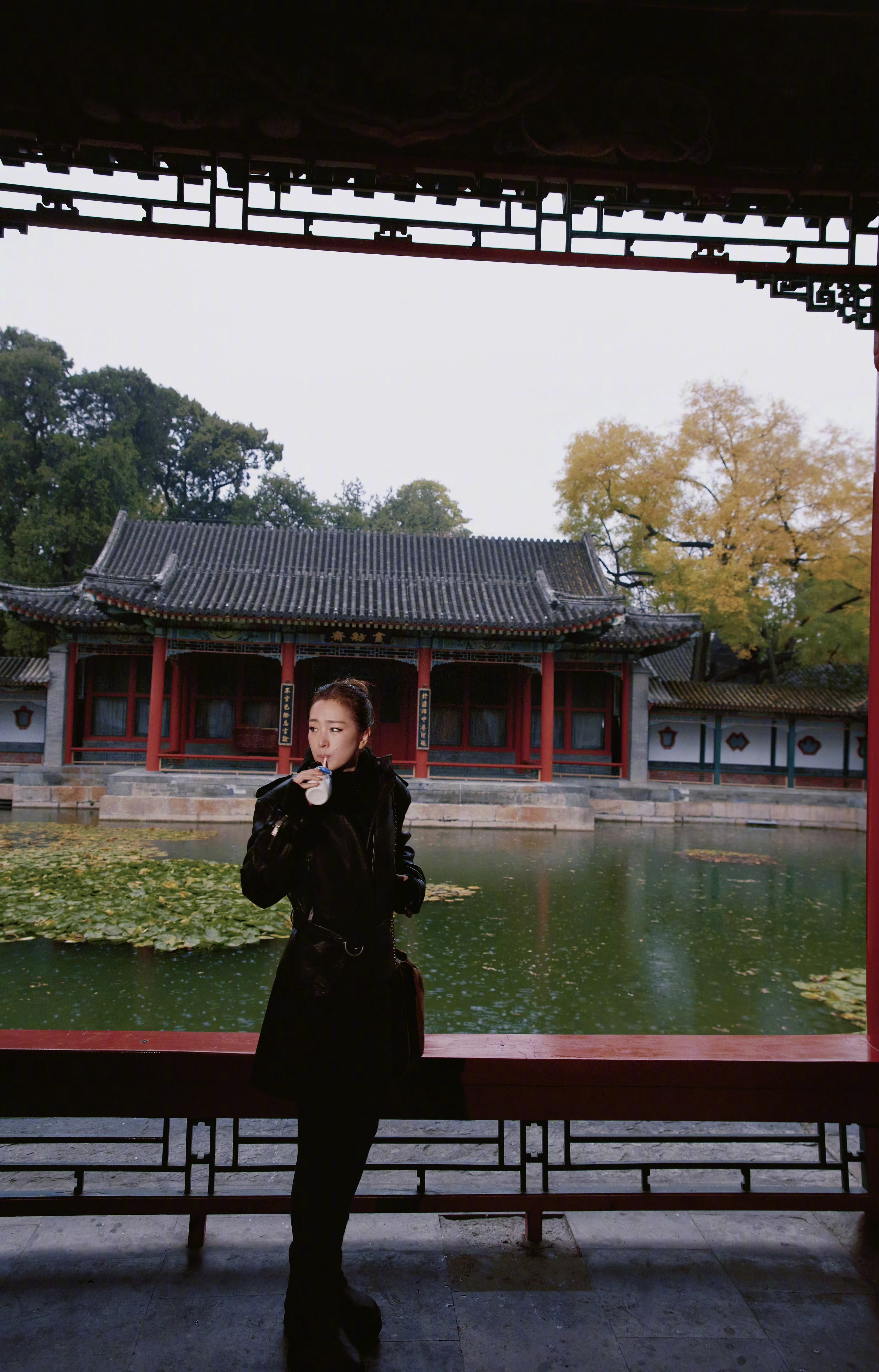 身着SaintLaurent皮衣，搭配Cartier珠宝