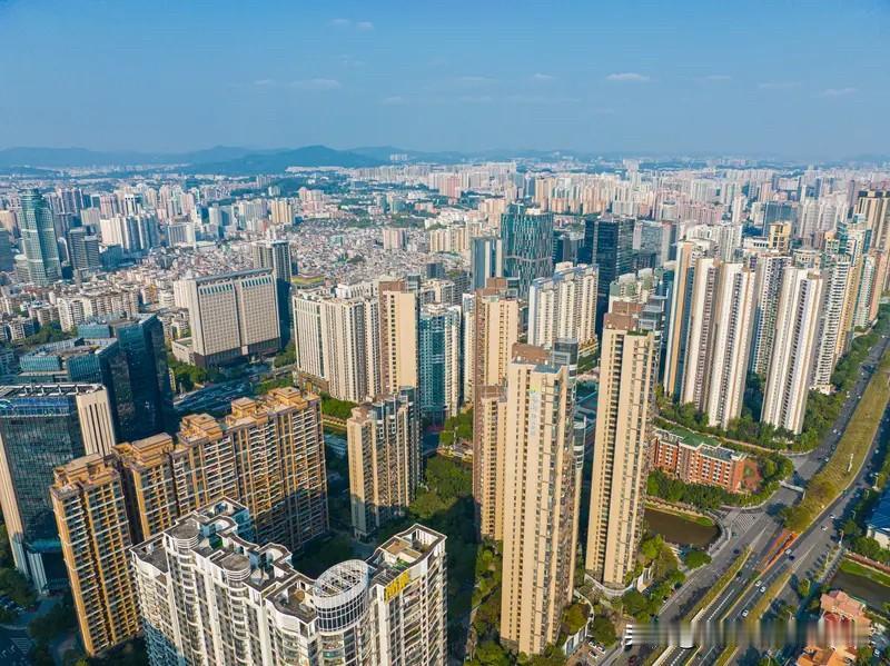 要是广州楼市能回到四年前，那些房东可要乐坏了。这几年，广州楼市的房价调整幅度较