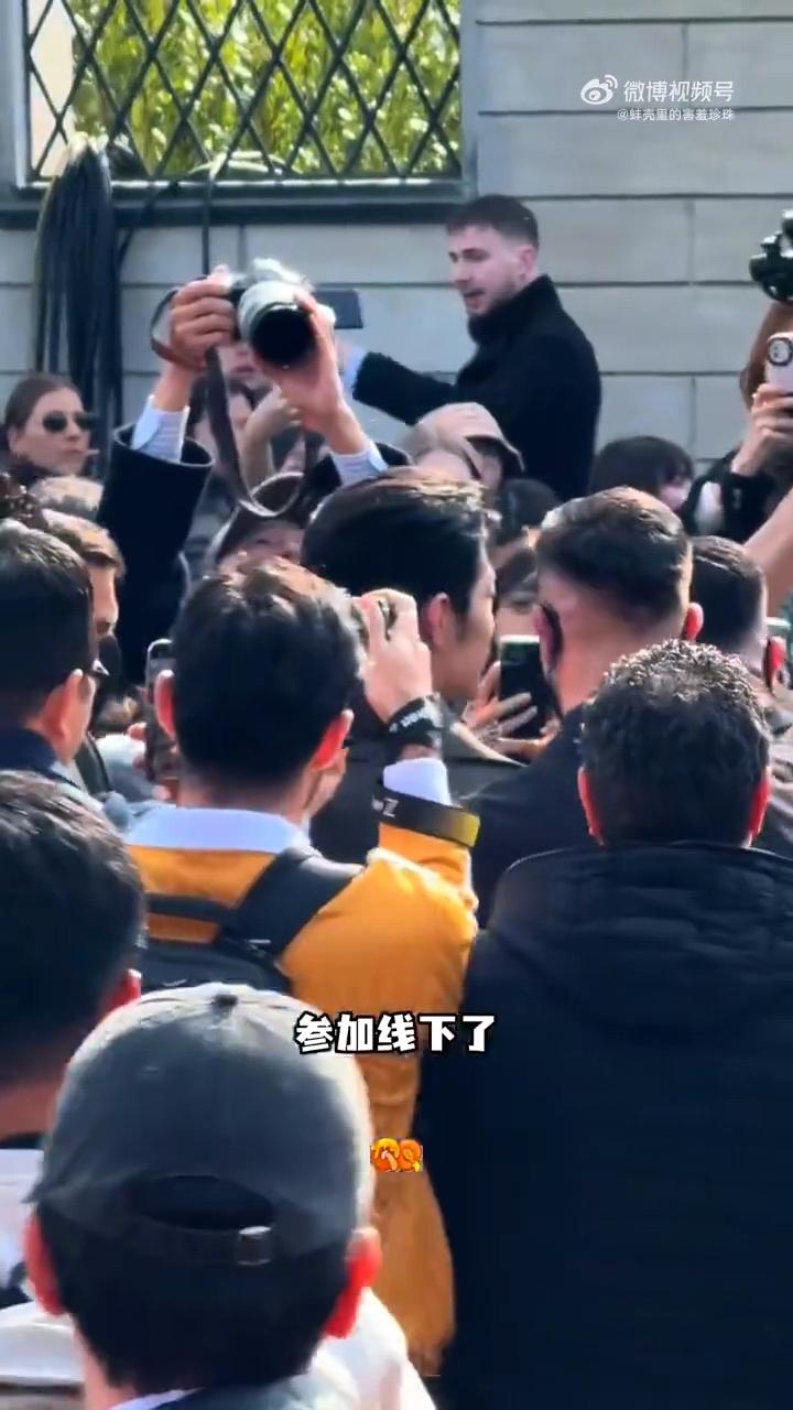 说起追星阵仗，这几天香港可算是让咱开了眼——全城地广铺得密密匝匝，港铁、商圈、尖