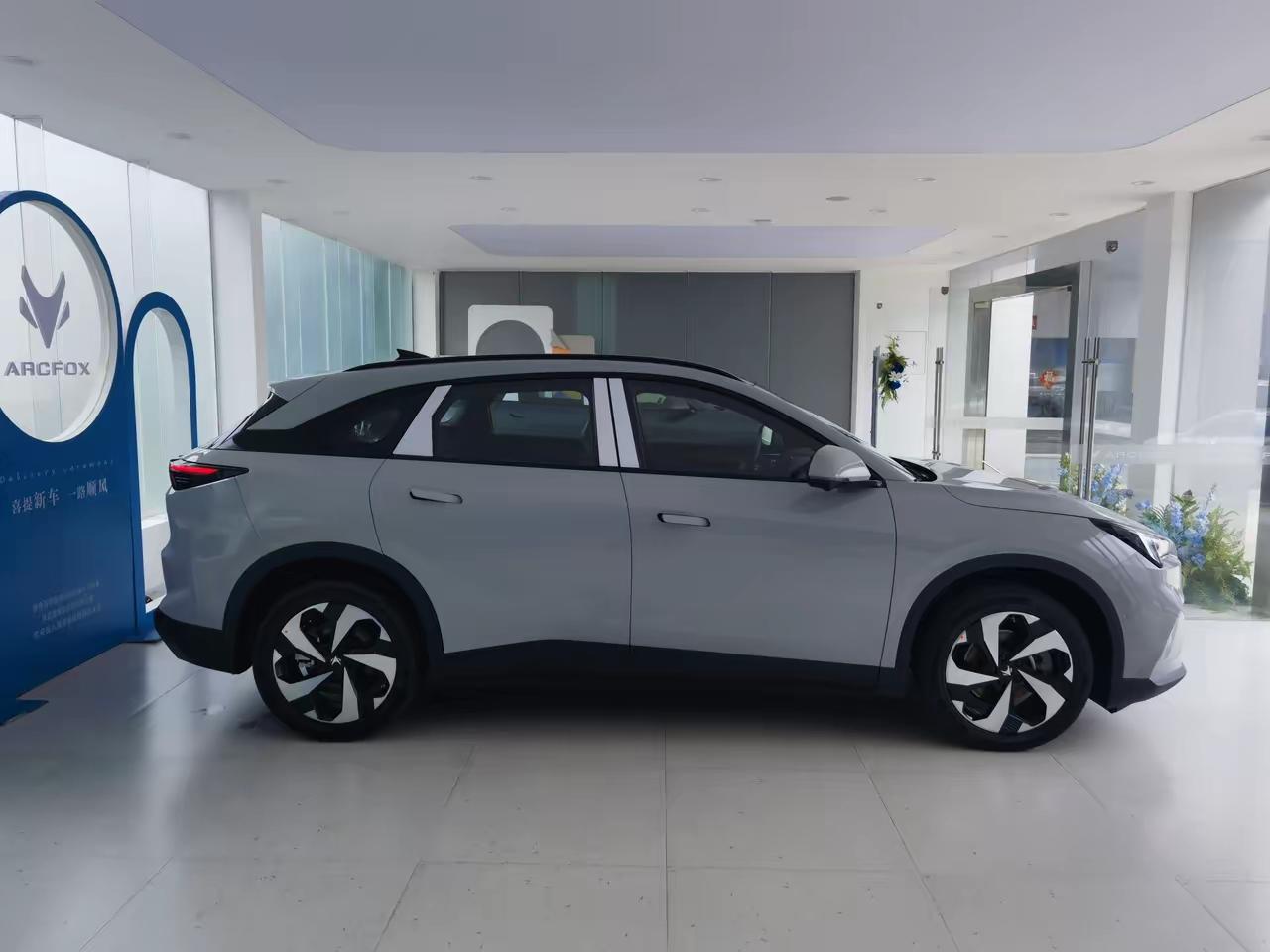 养一辆纯电车，一年到底要花多少钱？都说电车省钱，电费比油费便宜。这话没错，但