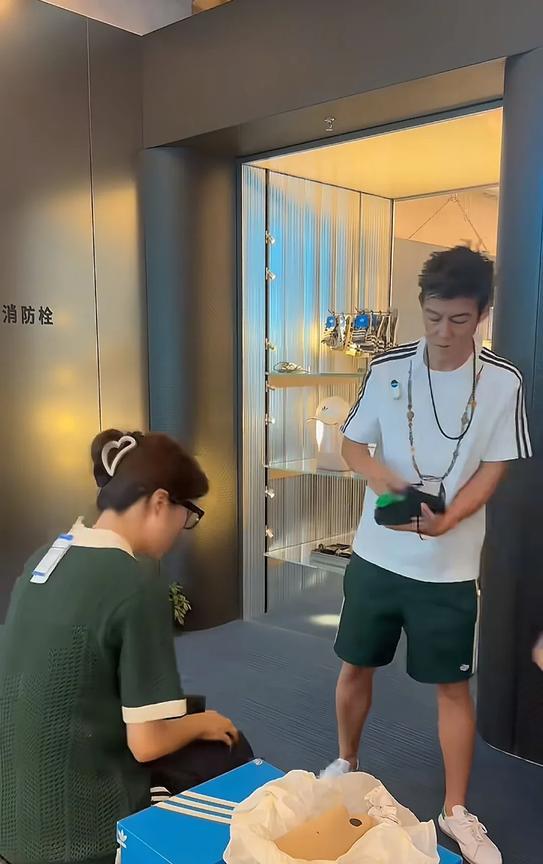 陈冠希到上海出席活动，在阿迪达斯旗舰店举动引热议。有网友拍到一名女顾客买鞋，陈