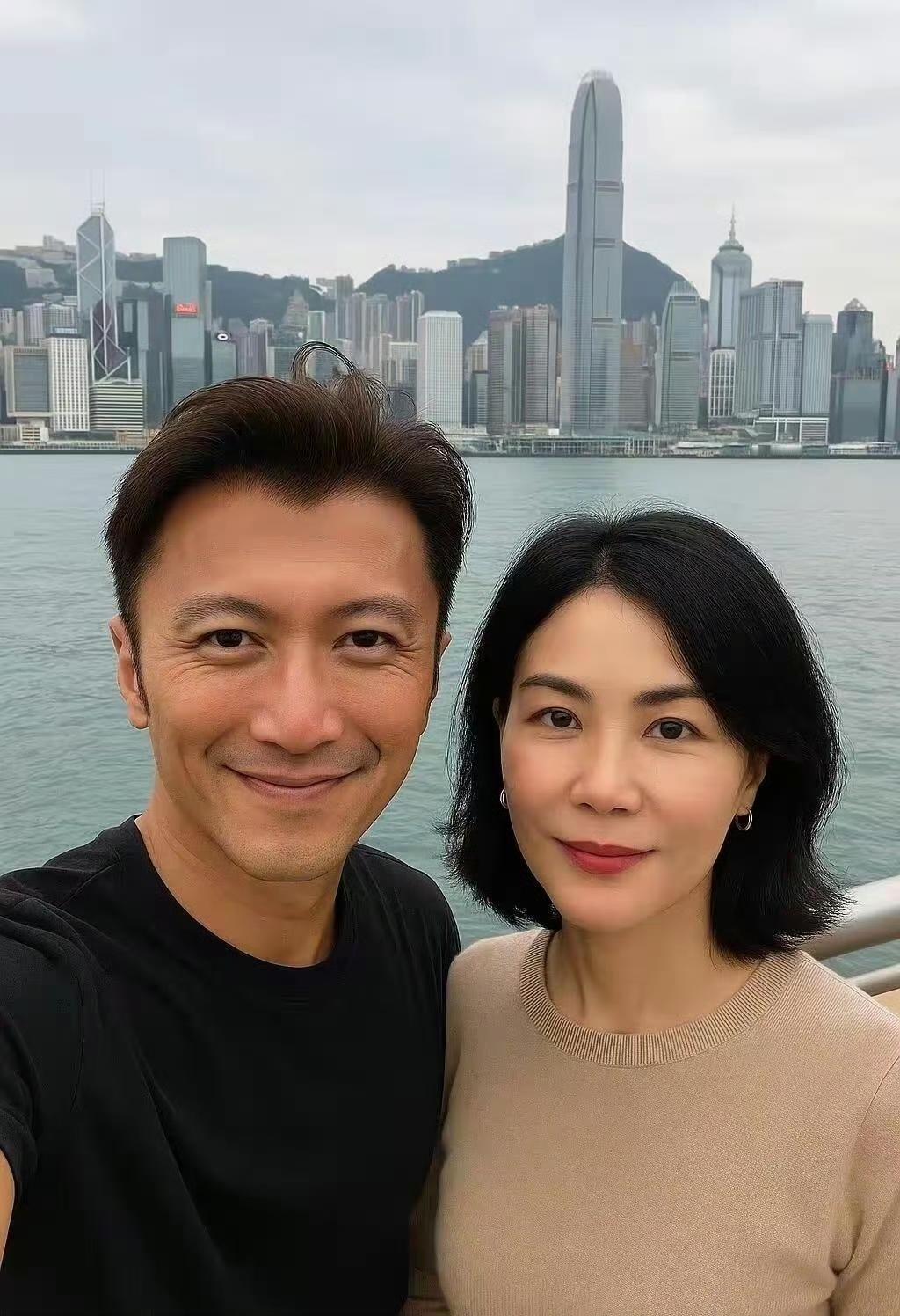 谢霆锋一家还真是挺奇葩的！儿子谢霆锋放着一堆年轻貌美的女孩不要，非得选择一位