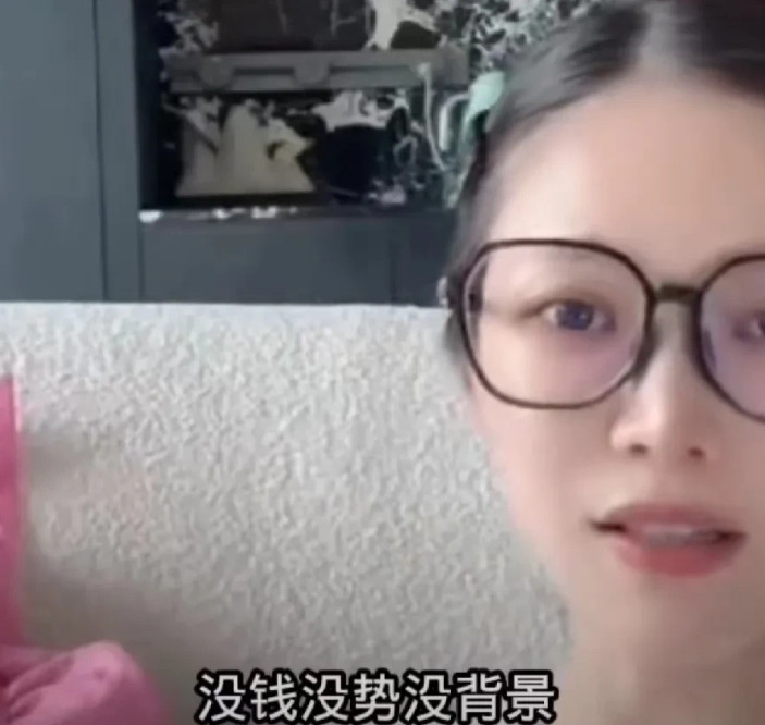 杜淳老婆王灿在直播时说：“我当不了演员的原因是接受不了潜规则，刚毕业的时候很多不