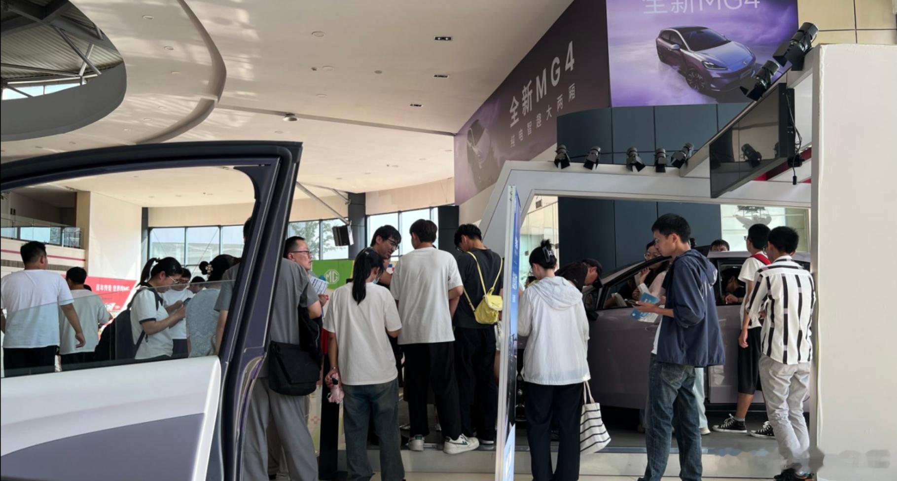MG展台爆了上市39分钟大定就1万了，这次爆单的产品，是MG4。现在的国内汽车