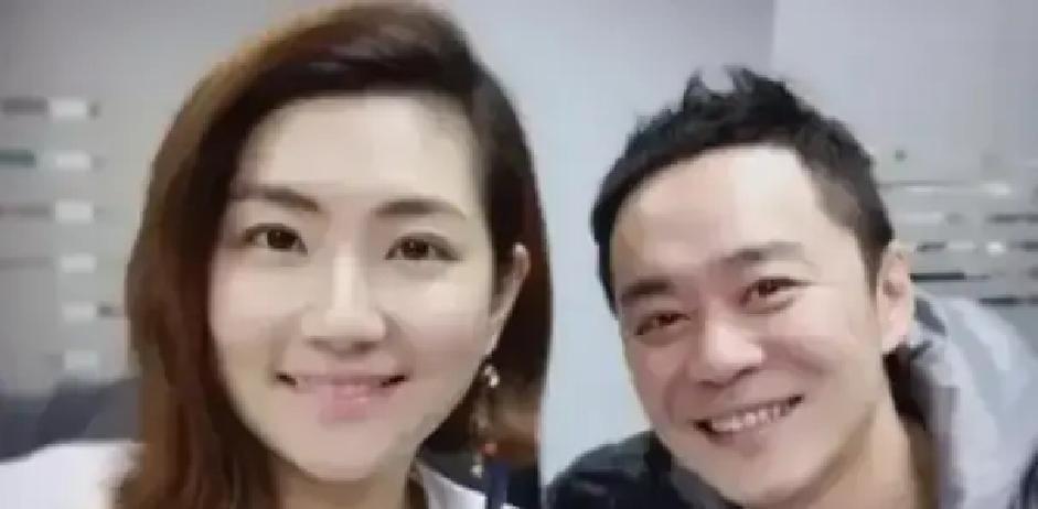 2011年10月31日那场摆了八十八桌的婚礼上，任家萱因为腿伤严重根本站不久，脚