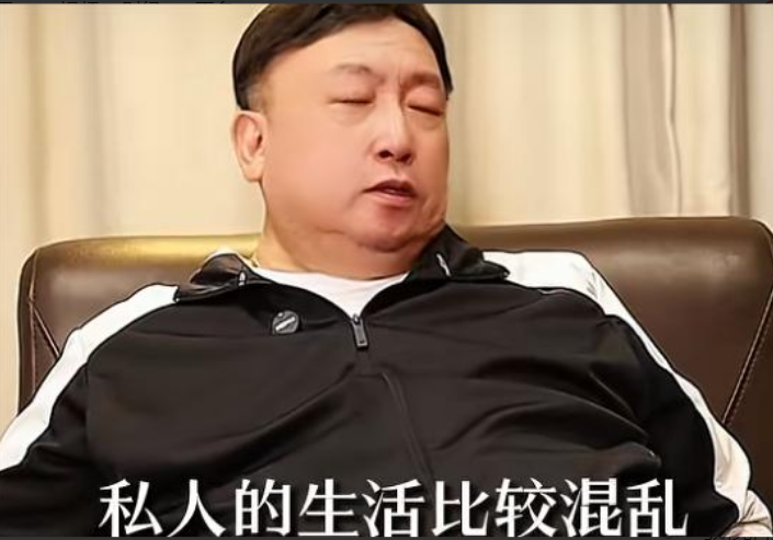 王晶爆吴孟达私人生活混乱成去世诱因，离世前还同时照顾三任太太。王晶在直播中爆出猛