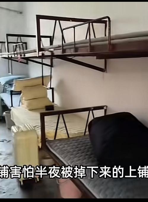 湖南某高校迎接新生的悬空铁架子床，让家长和新生同时傻眼了，这样能踏实睡觉吗？睡在