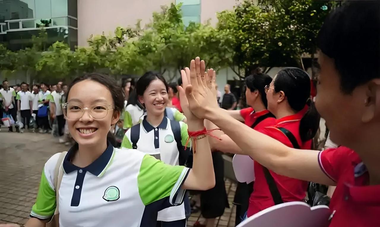 鹧鸪天：加油吧，中考生十里长街旭日红，清晨赶考步匆匆。母心切切情犹重，父语谆