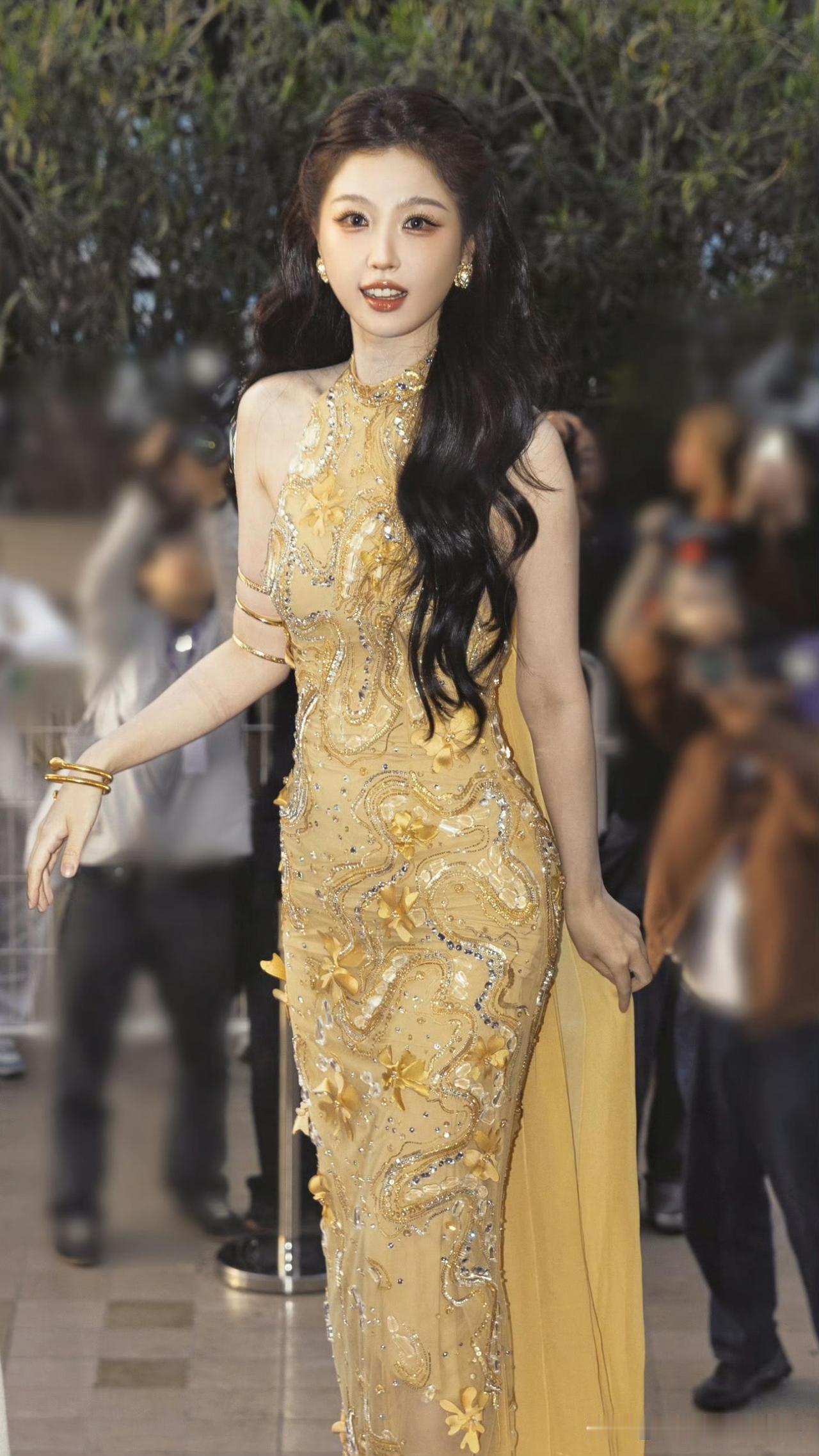 虞书欣直接化身红毯上的人间富贵花，贵气又温柔，美得我失语🥹​