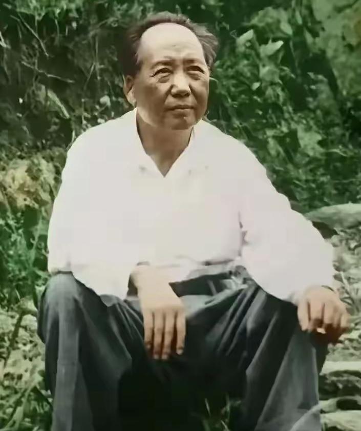 不尊敬不需要停留！毛主席是伟人，是人民的骄傲1938年的延安窑洞里，毛主
