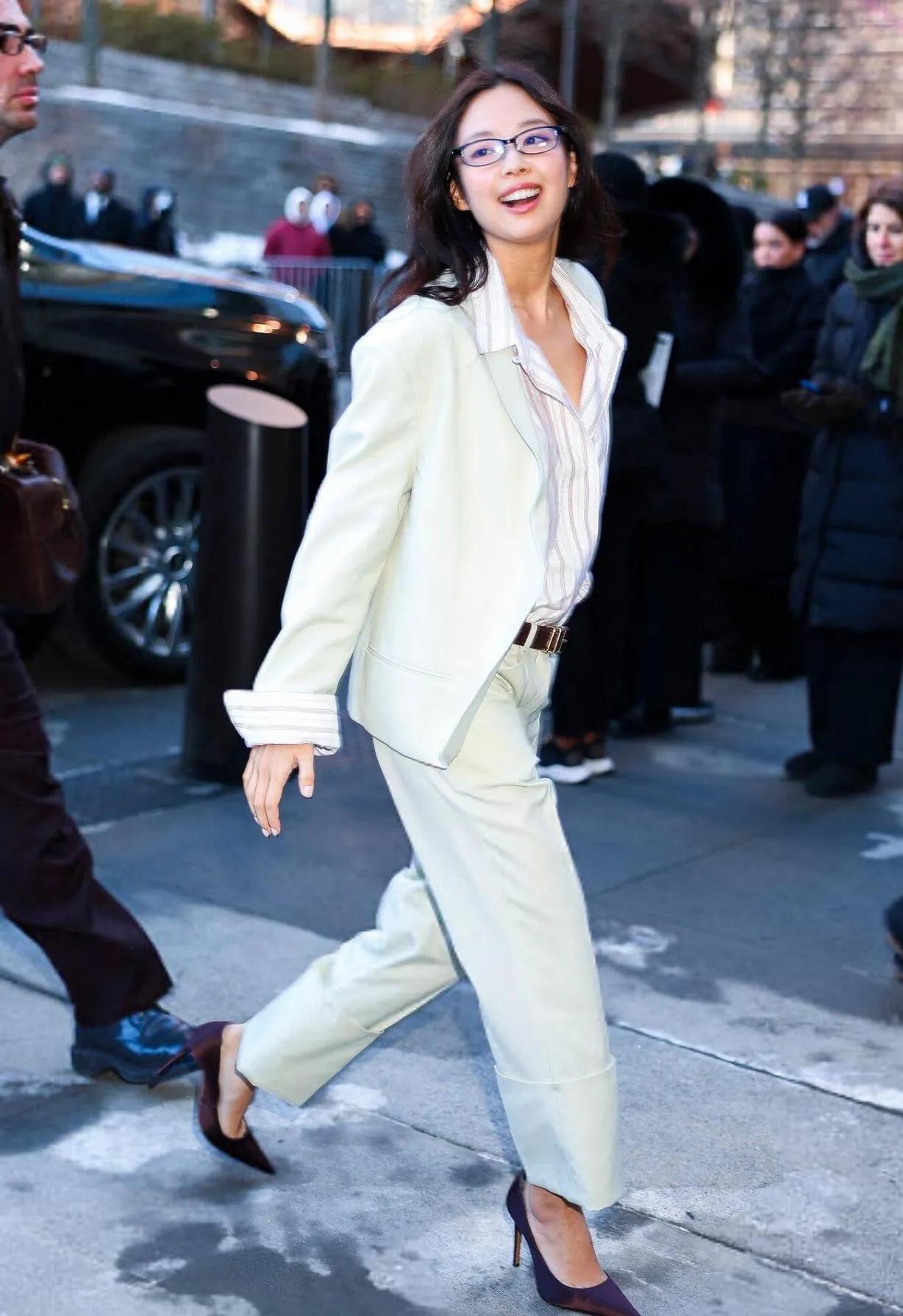 Jennie这通勤装，把“松弛感”焊在身上了👓米白廓形西装+条纹衬衫，解