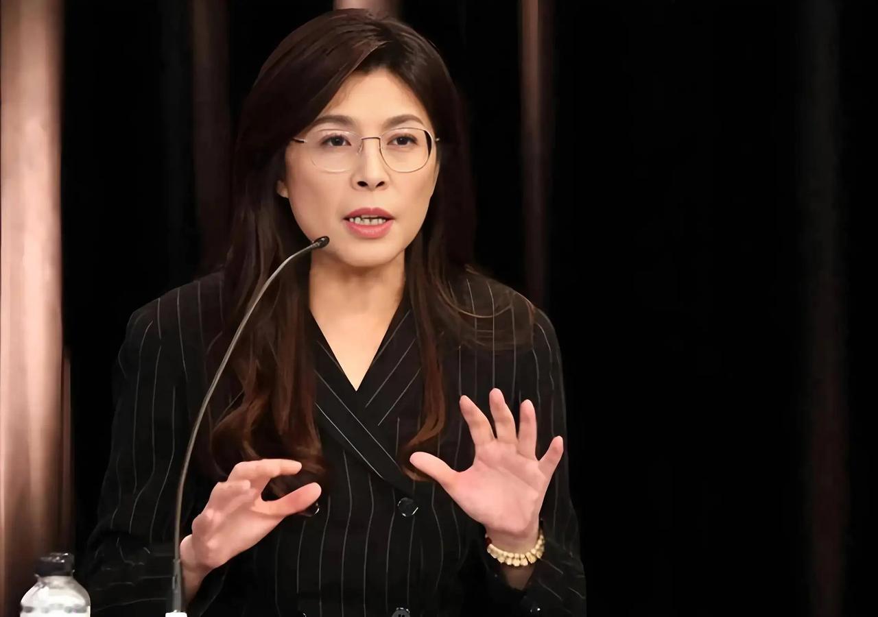 尹乃菁上任三月火速请辞，健康理由只是幌子，国民党激烈内斗彻底压垮蓝营尹乃菁辞