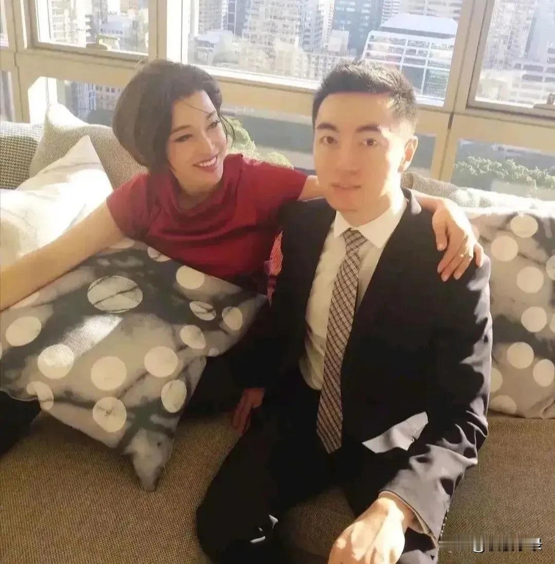 刘晓庆在豪宅里和小鲜肉一起合影，穿红裙明艳动人，差几十岁却如同龄人！