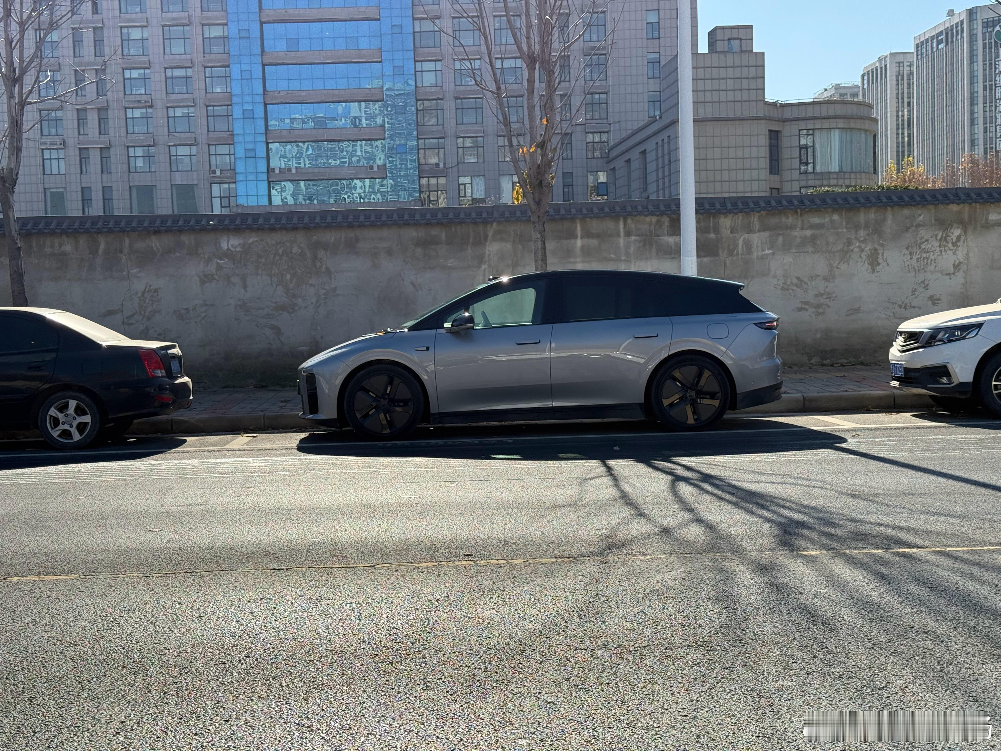 理想i6这个白内应该是最好看的了，清新、通透，也没那么不耐脏！最近开两驱版i6