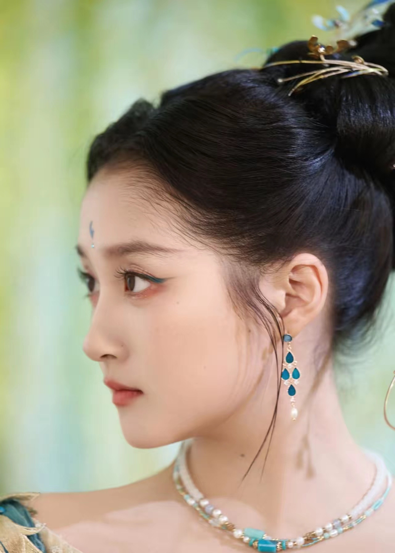 关晓彤额头的胎毛虽然说可以刮可不刮，但是这个胎毛显额头窄，限制了她本来很大气的长