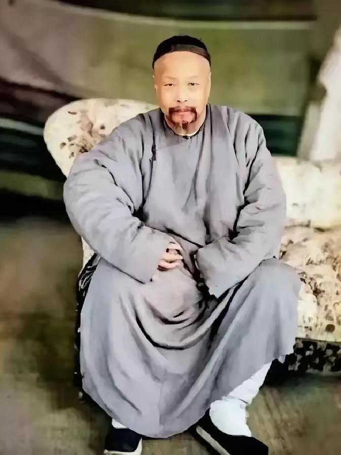 1858年，大清总督叶名琛被英军俘虏，送到印度，关进玻璃房，围观的人笑他像只猴，
