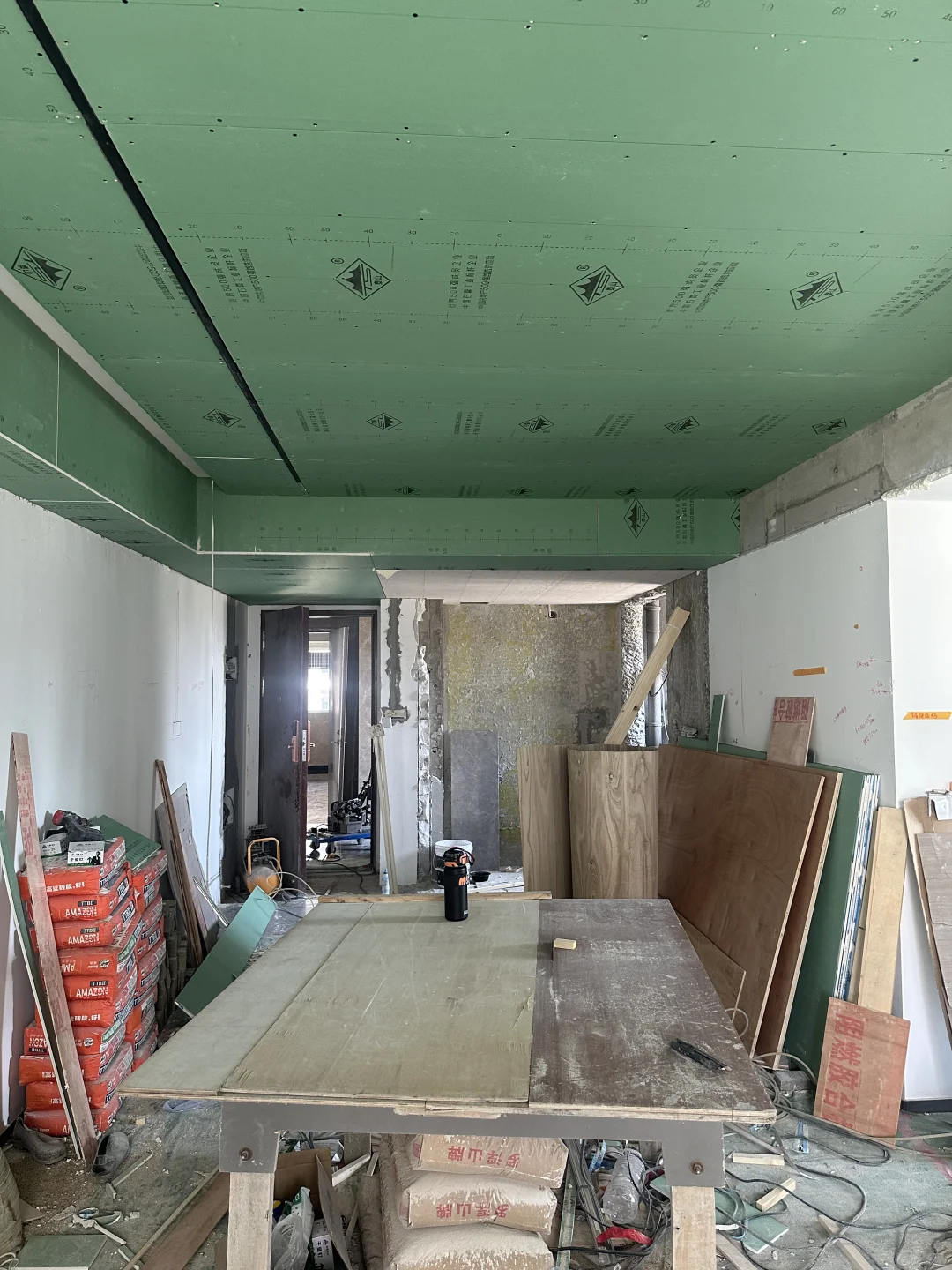 开始吊顶了，是不是离装好不远了呢