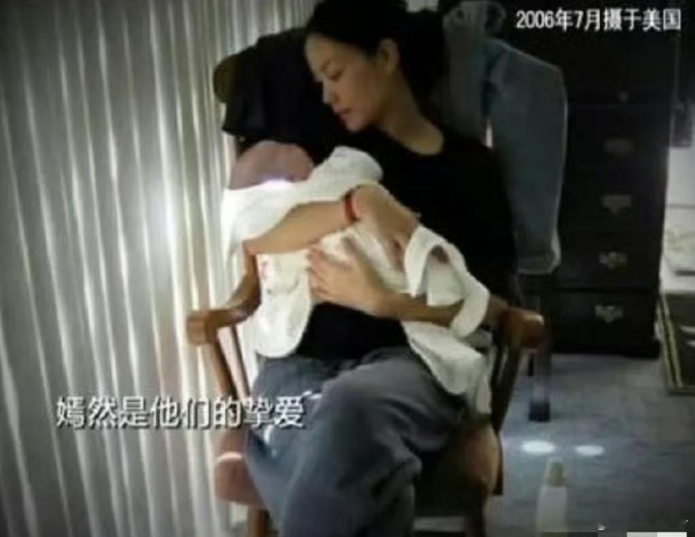 当年王菲抱着李嫣时的心情该有多担忧啊？？​​​