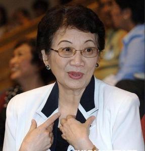 1983年8月，阿基诺乘飞机返回菲律宾，准备参加总统选举，飞机刚停稳，突然闯进来