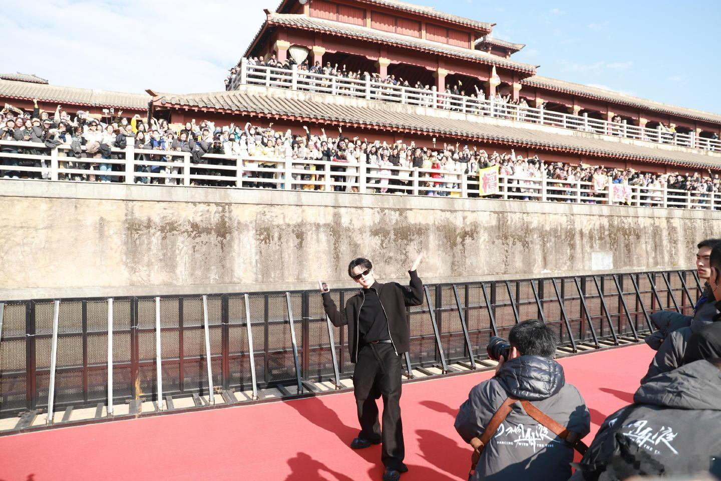 一大早就被大哥檀健次和小炭火🔥们双向奔赴的爱深深感动，小炭火用镜头记录📝大哥