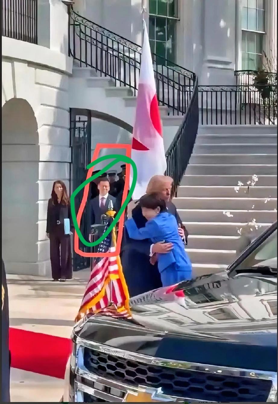 我觉得，大家看特朗普和日本高市见面的视频焦点全歪了。所有人都在盯着前面那